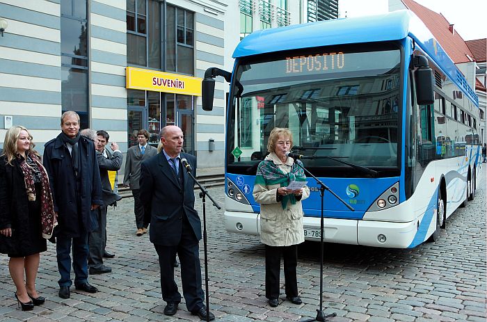 Demonstrē ūdeņraža autobusu | LA.LV