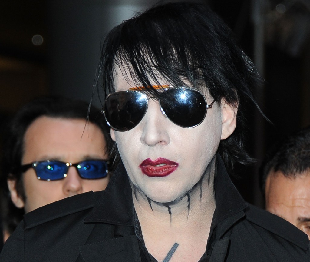 Marilyn manson people. Мэрилин мэнсон Калифорникейшн. Николас Кейдж и Мэрилин мэнсон. Мэрилин мэнсон и его дочь. Marilyn Manson концерт.