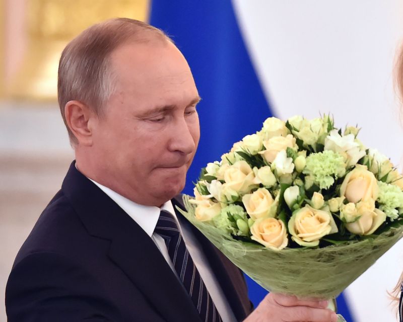 День рождение путиной. Путин с букетом. Путин с букетом цветов. Путин поздравляет с цветами. Путин с цветами с днем рождения.