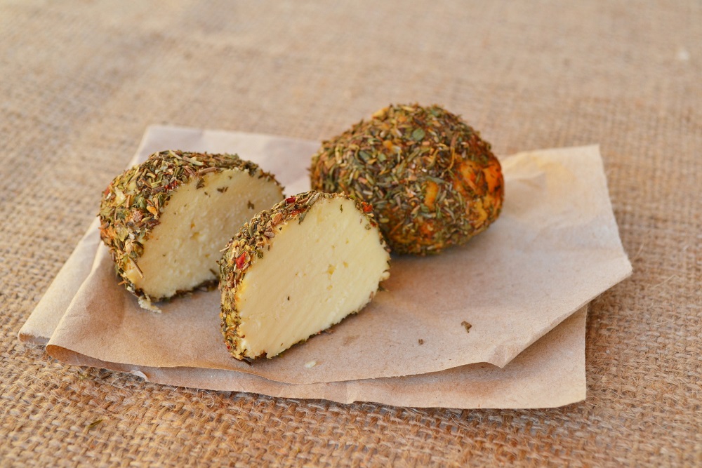 Белпер кнолле костанян. Сырные шарики в специях. Сыр со специями. Белпер кнолле сыр. Сыр шарики в масле.