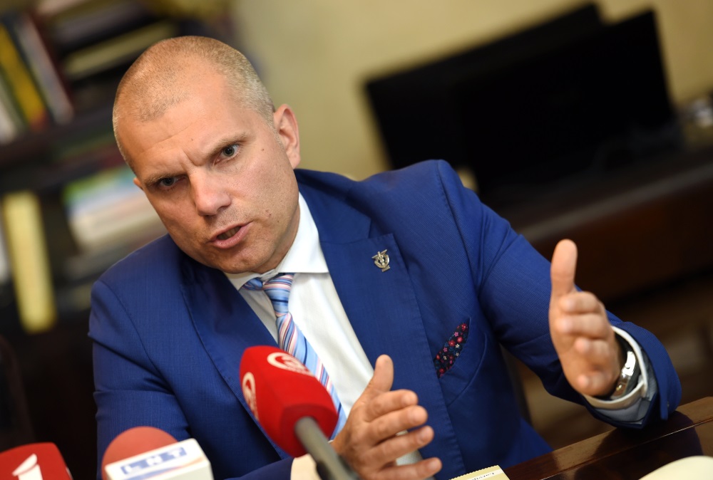 LTRK turpinās vadīt Rostovskis, par Belēviču balsoja mazākums | LA.LV