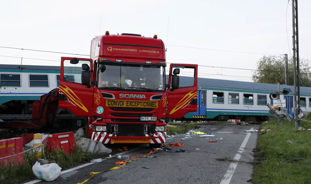 Diverse persone sono morte e sono rimaste ferite in uno scontro tra un treno e un camion lituano in Italia