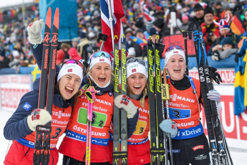 Norske kvinner vinner verdenstittel i skiskytingstafett i finaleomvisning