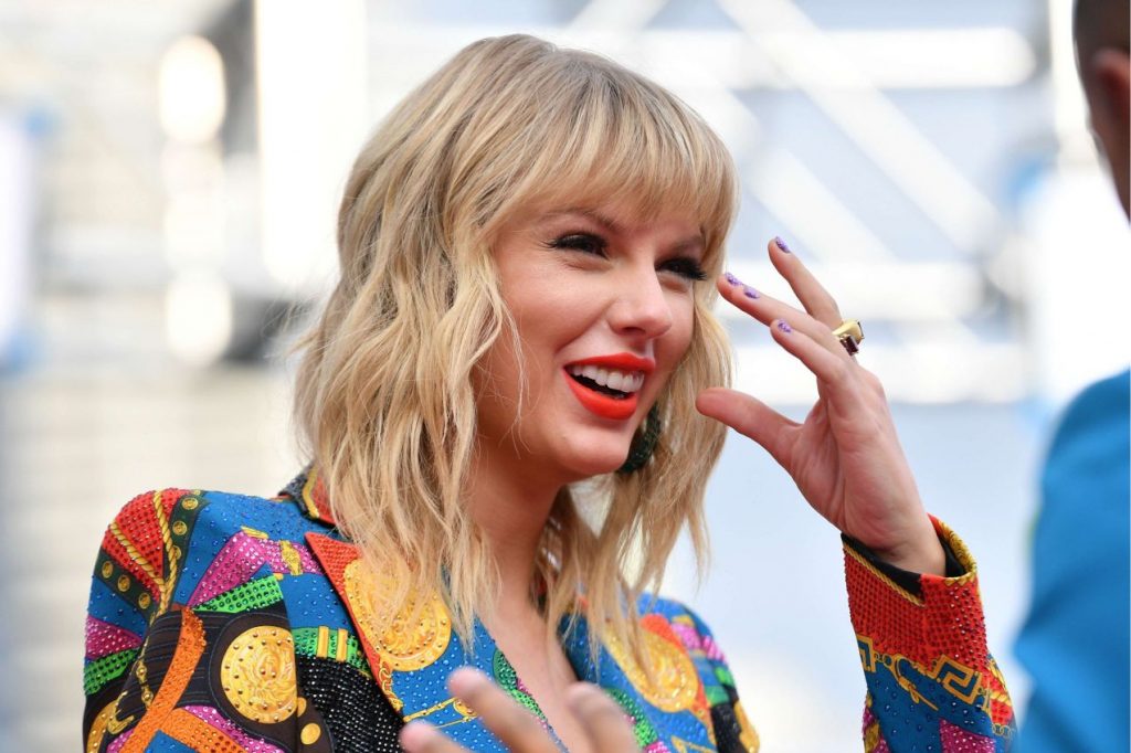 テイラー・スウィフト、コンサート前にウィリアム王子と2人の小さなファンとロイヤルセルフィー撮影