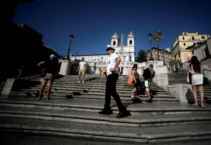 Ai turisti non è consentito sedersi in Piazza di Spagna a Roma