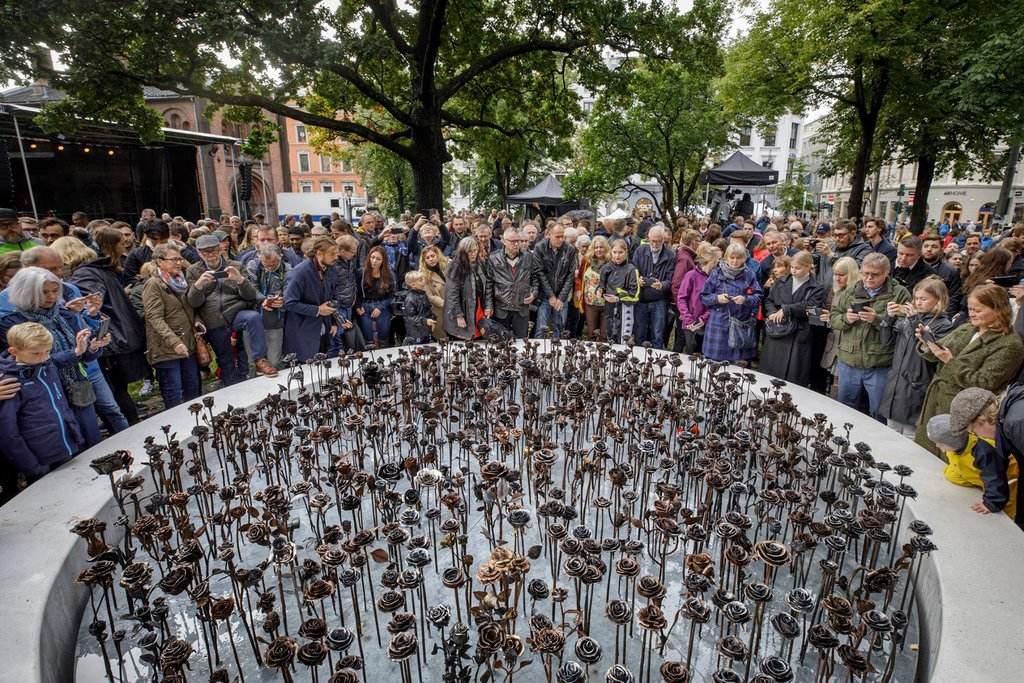 Blant jernrosene til minne om ofrene for Úteja-tragedien, er det også en laget av en latvisk kunstner