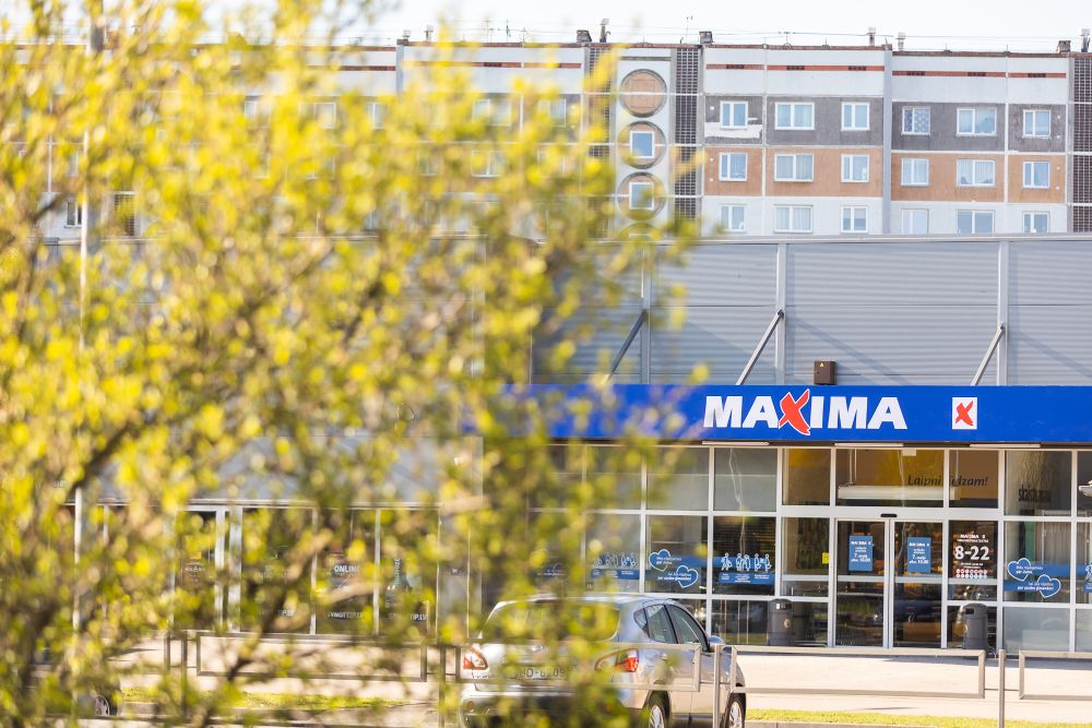 Durvis ver rekonstruētais “Maxima” veikals Deglava ielā, Rīgā | LA.LV