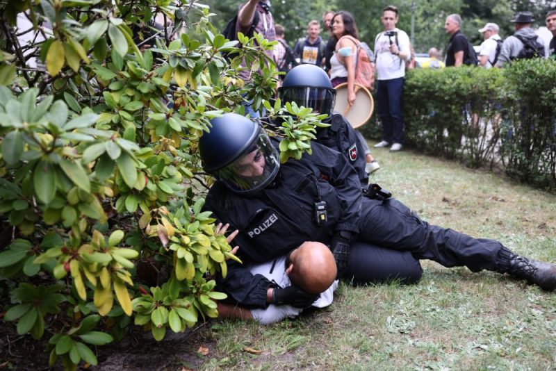 PHOTO: 600 people detained in Berlin in protest against Covid-19 restrictions