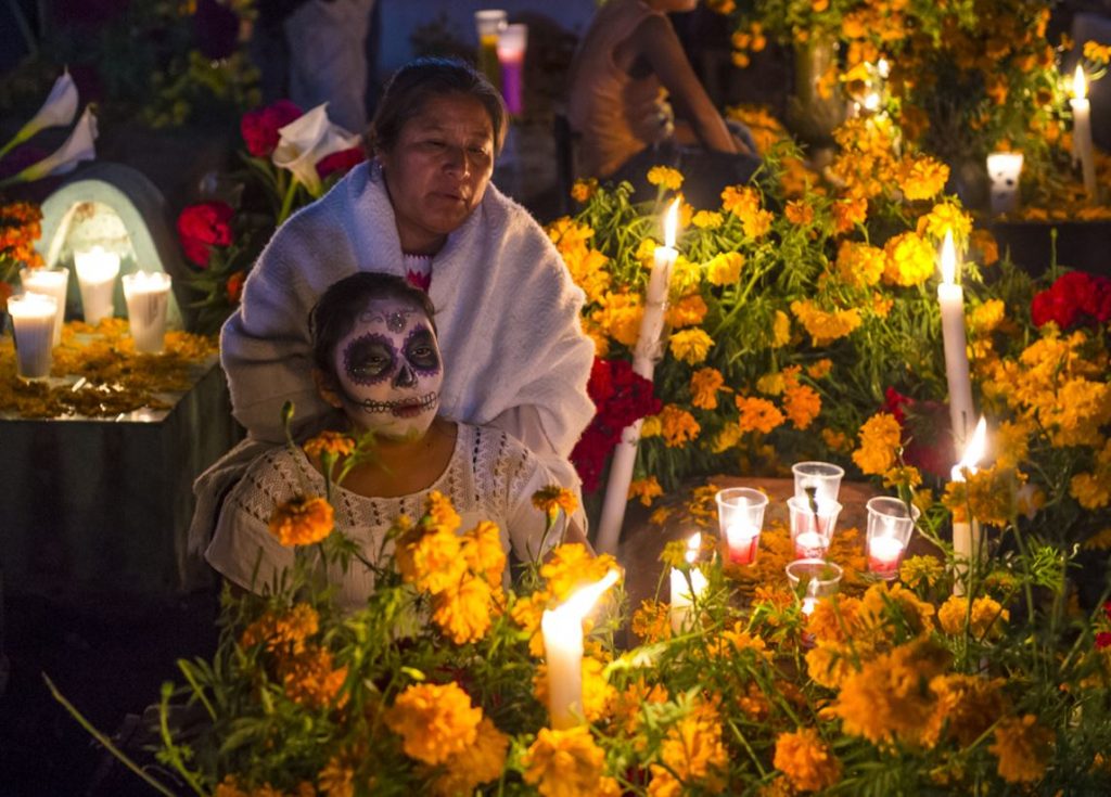 They believe that these days the souls of passers-by come to their loved ones and take part in a party: the scariest Halloween traditions