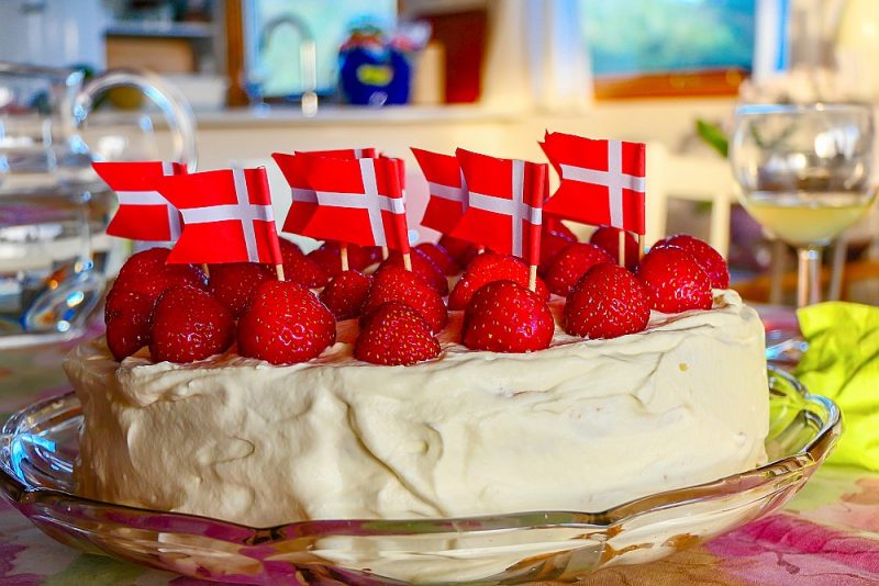 I Danmark holder folk alltid nasjonalflaggene sine hjemme.  Hvorfor ikke bruke flagget oftere også i Latvia?