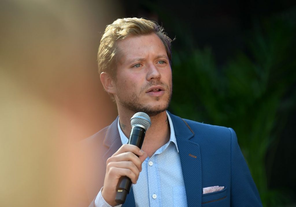 Ralfs Eilands Vien Br d ita Ka Visi Rietumi Ir Sadevu ies Rok s 