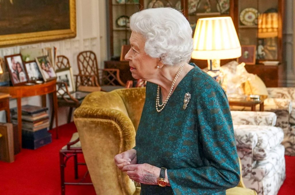 FOTO.  Folk er bekymret for helsen til dronning Elizabeth II, 95: hva skjedde med hendene hennes?