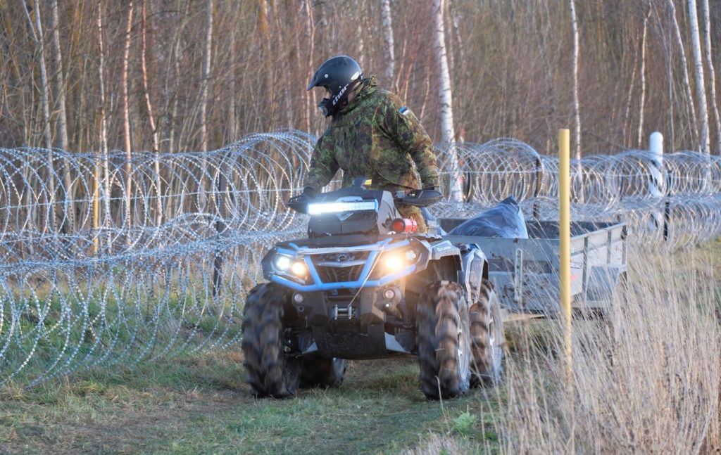 Estonia begins construction of a temporary fence at the eastern border