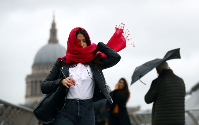 Britain faces strong storm: roads, railways and air traffic are likely to close