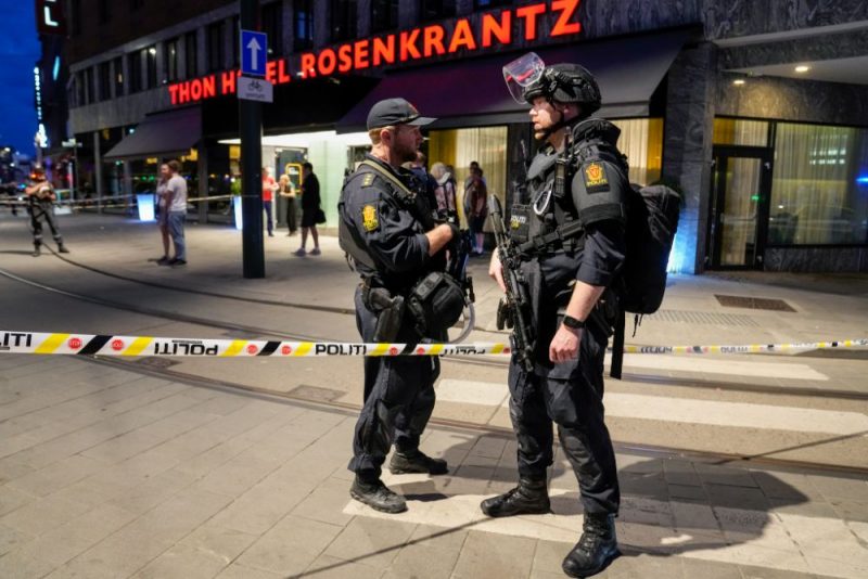 FOTO.  Norge sørger over nattens tragedie og hever sitt terrortrusselnivå til sitt høyeste