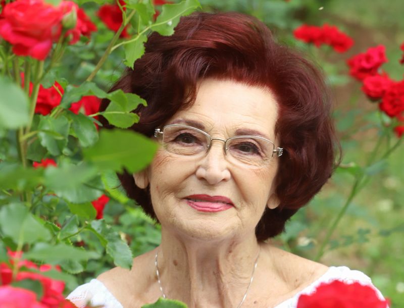 VIDEO. “Lai visa tautas mīlestība nāk man līdzi!” Olga Dreģe īpašā veidā saglabā skatītāju dāvātos ziedus | Kokteilis.lv