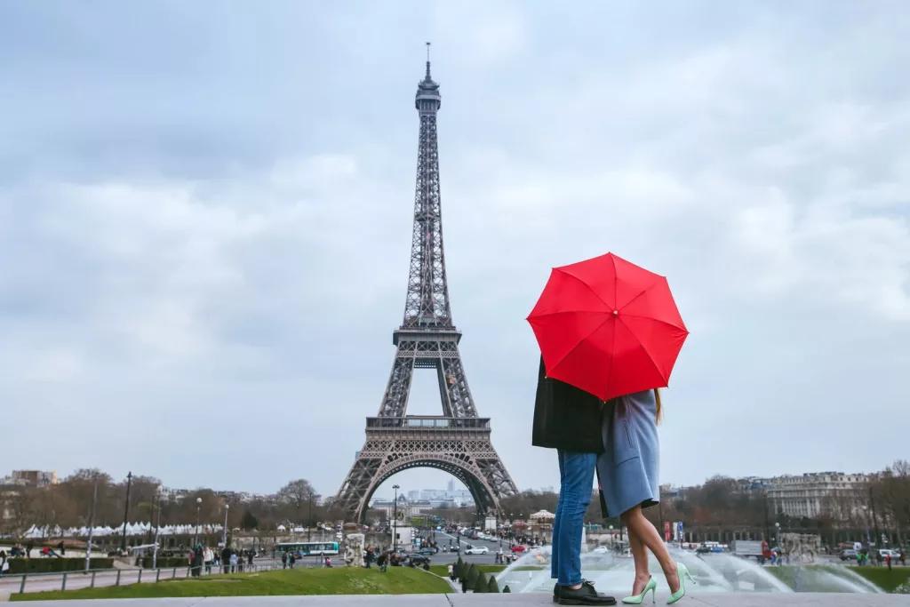 Hurry up for 20 euros to go up: the Eiffel Tower is about to be repainted