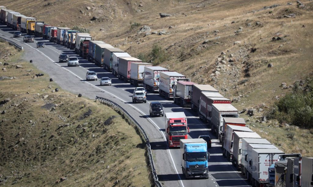 The efforts of the Russians to leave the country have not abated: a 16 km line of cars has formed on the Russian border with Georgia