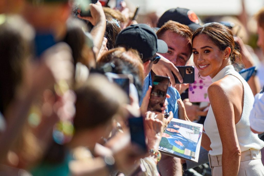 Pictures, Video clip.  Prince Harry and Meghan Markle are greeted by an enthusiastic group of enthusiasts in Germany and Britain with posters – “false kings”