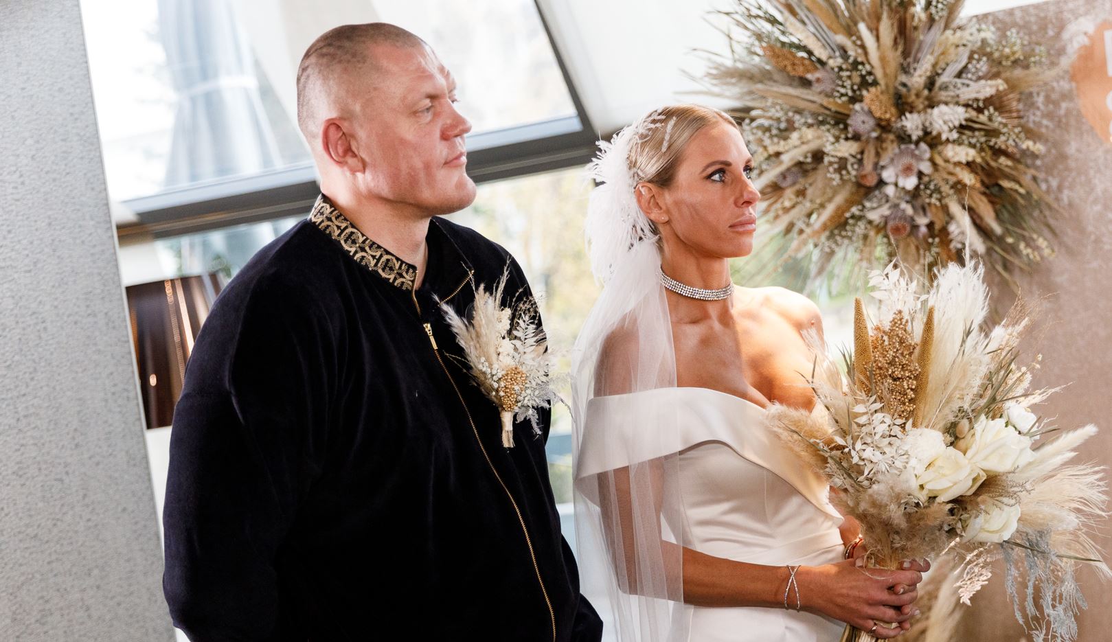 FOTO. Olga un Kaspars Kambalas Dieva priekšā mij laulības gredzenus – “karstas” fotogrāfijas no pāra kāzām | Kokteilis.lv