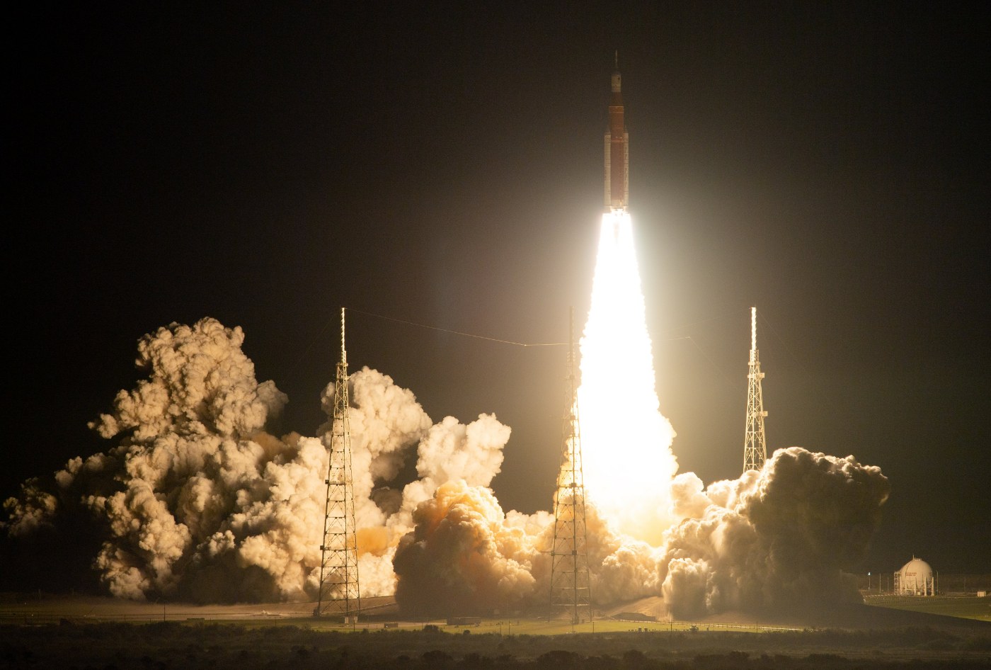 FOTO. Iespaidīgi skati! NASA šodien nosūtīja uz Mēnesi bezpilota ...