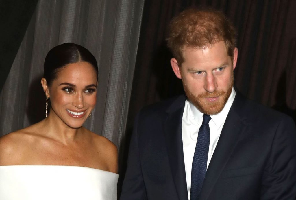 PHOTO.  At a refined dinner, Meghan Markle dazzles with a sensual evening dress and Princess Diana’s ring on her finger