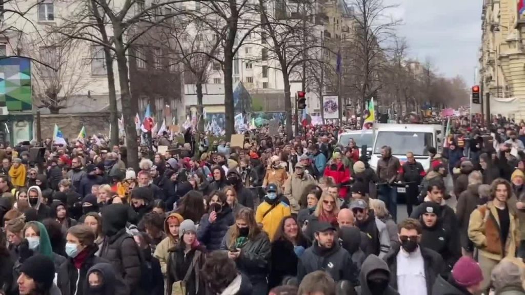 VIDEO.  Wide protests in France against the reform of the pension system planned by the Macron government: many plane and train flights have been canceled – LA.LV