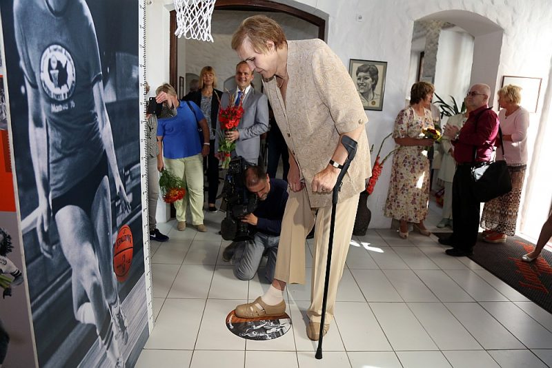 Vairāk guļu un sēžu, ārā netieku…” Izcilā Latvijas basketboliste Uļjana  Semjonova nesūdzas par savām likstām, tomēr balsī jaušams izmisums | LA.LV