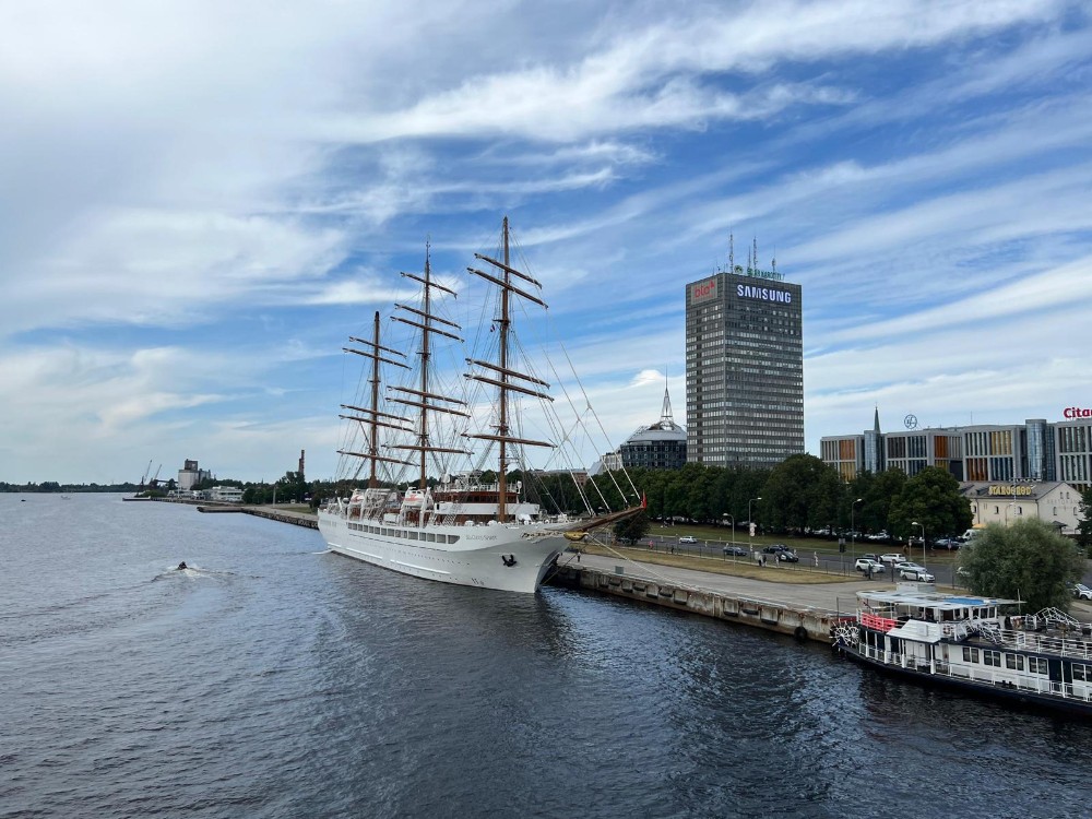 FOTO. Rīgas ostā piestājis graciozs luksusa klases kruīza kuģis – trīs ...