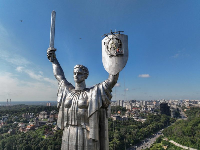 Kyiv Begins Removal of USSR Coat of Arms from Motherland Monument, Replacing with Ukrainian Symbol