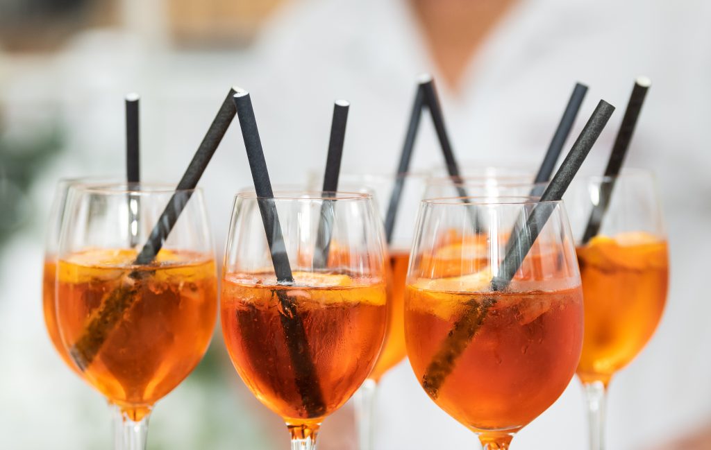 Da cosa deriva la grande popolarità dell’Aperol Spritz: non molto tempo fa era conosciuto solo nei modesti pub e bar di Venezia