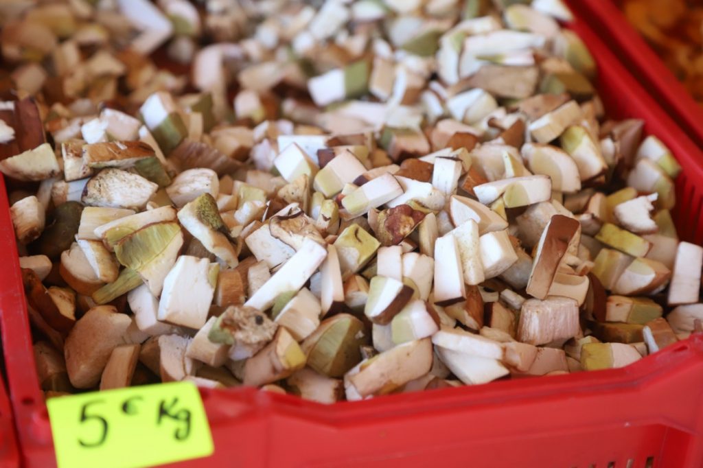 FOTO. Sēņu gads! Cik sēnes un citi rudens labumi šoruden maksā Rīgas ...