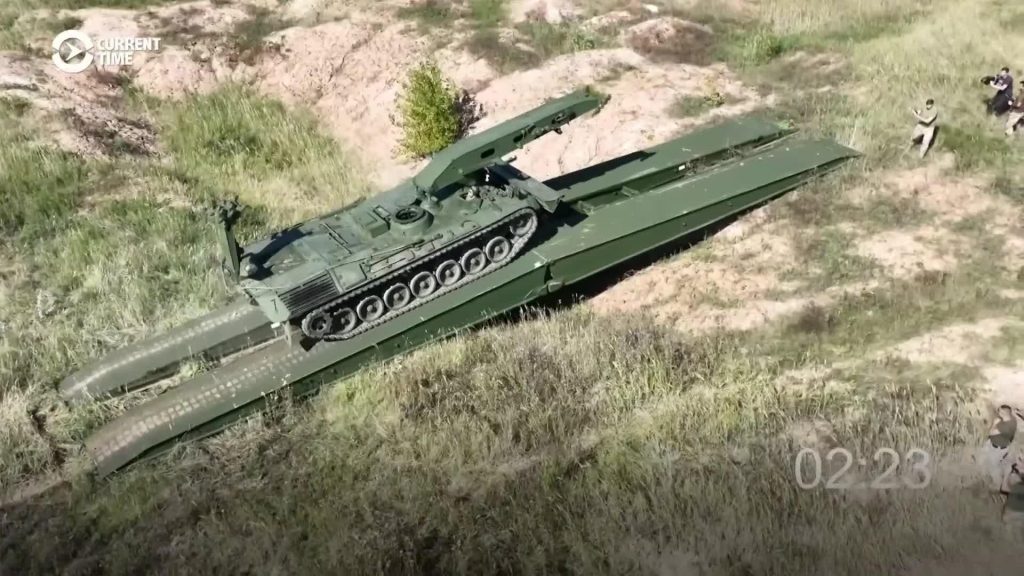 Ukrainian Soldiers Learn Special Tanks Donated by Germany for Bridge Construction