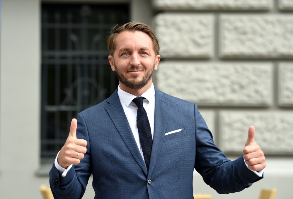 Deputāts: “Kad es skatos militāro parādi vai redzu mūsu karavīrus, man ...