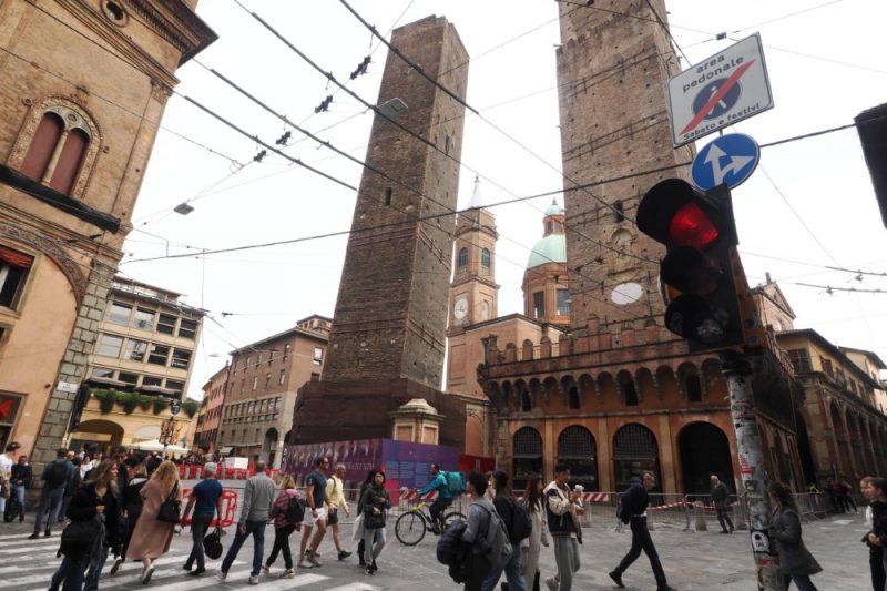 “La situazione è molto critica.” Una torre medievale a Bologna si è inclinata in Italia, sollevando timori per il suo crollo