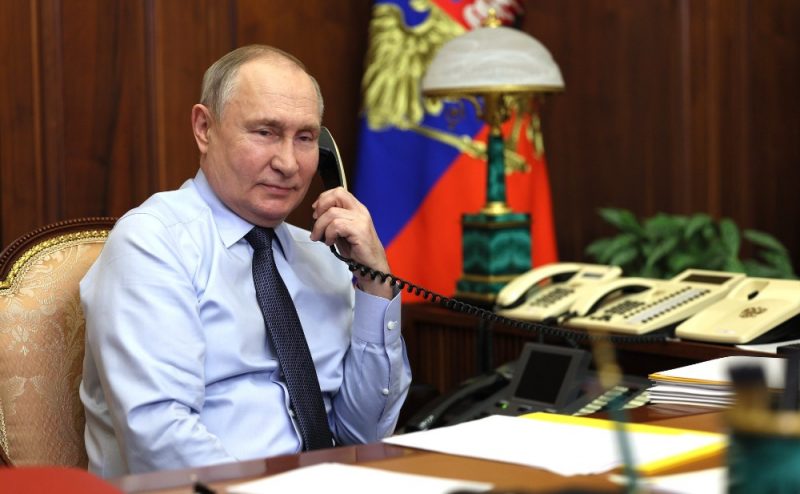 スライド: プーチン大統領が売春宿のベッドの配置を変更したようだ