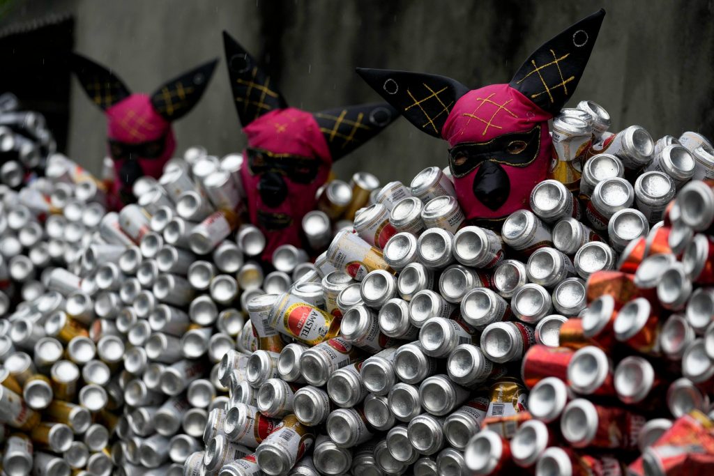 写真。 何百ものブリキ缶で作った衣装を着たブラジル人が「パーティーを盛り上げる」