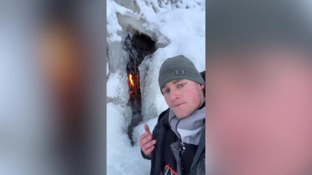 ビデオ。 旅行者は、地球上にある 9 つの「永遠の火」のうちの 1 つがどのようなものであるかを示します。 しかも滝の上ですよ！