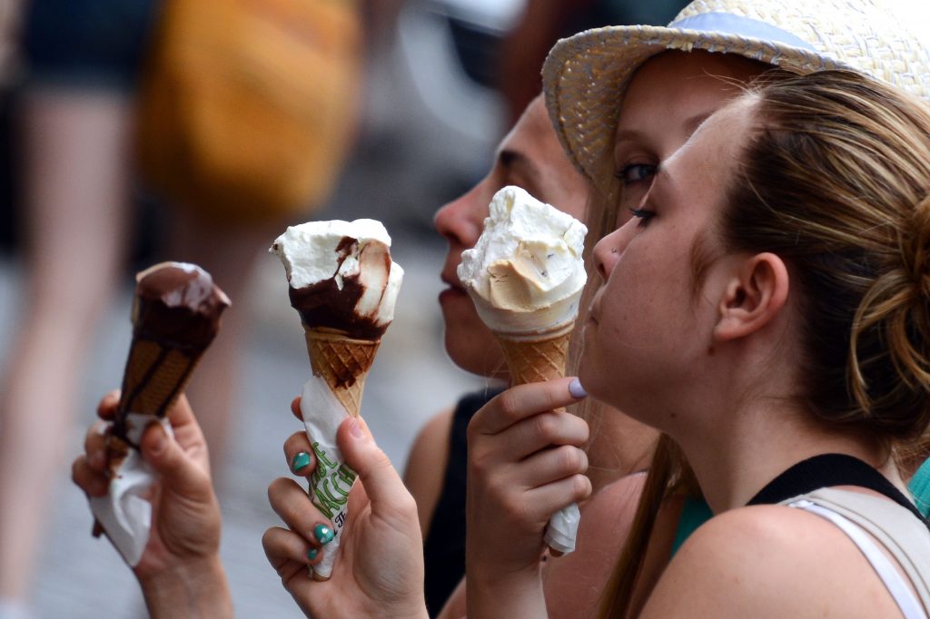 Milano ci sta ripensando, ma non vieterà la vendita di gelati la sera. Da dove è nata questa strana idea?