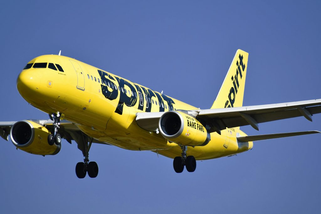 客室乗務員が自分の服を気に入らなかったために飛行機から降りた女性たち：彼女たちは何を着ていたのか？