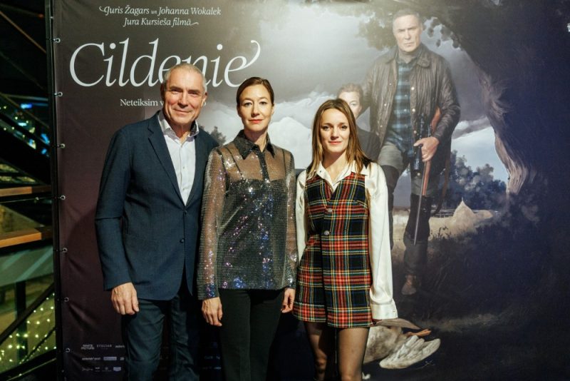 写真。まさに映画休暇！ジュラ・クルシエシュ監督の最新映画、皮肉なドラマ『シルデニエ』が、優れた俳優や著名人の出席のもと、ラトビアで初上映された。