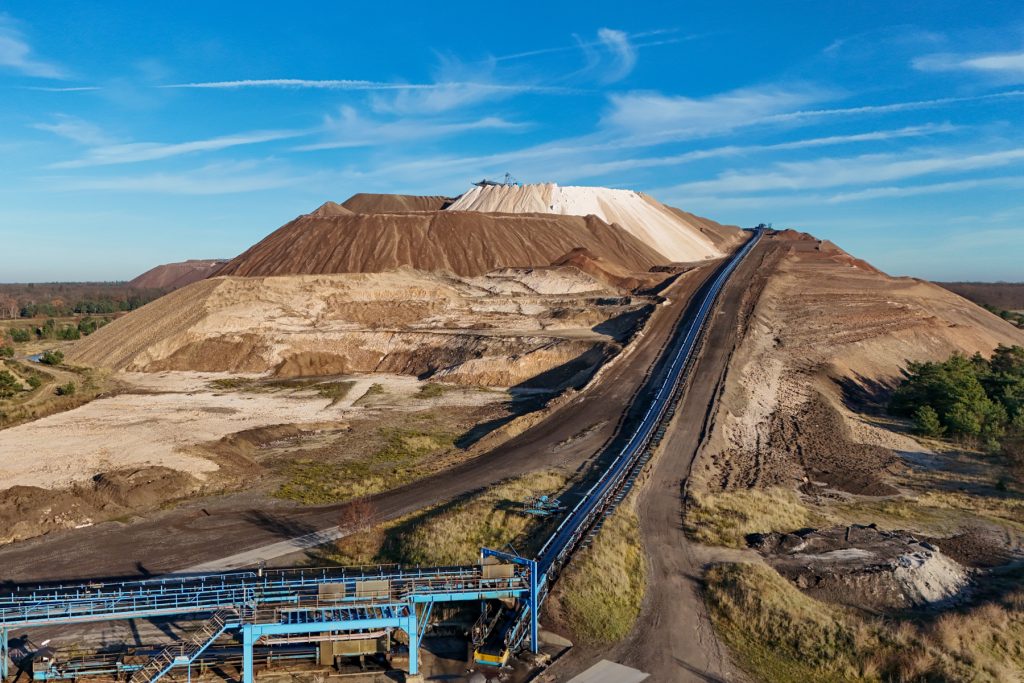 US Seeks Control of Ukrainian Resources via "Mining Contract - News Directory 3