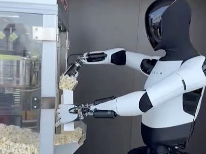 Robot Rokas Popkorns no robota rokām? Tesla demonstrē nākotnes viesmīli | LA.LV