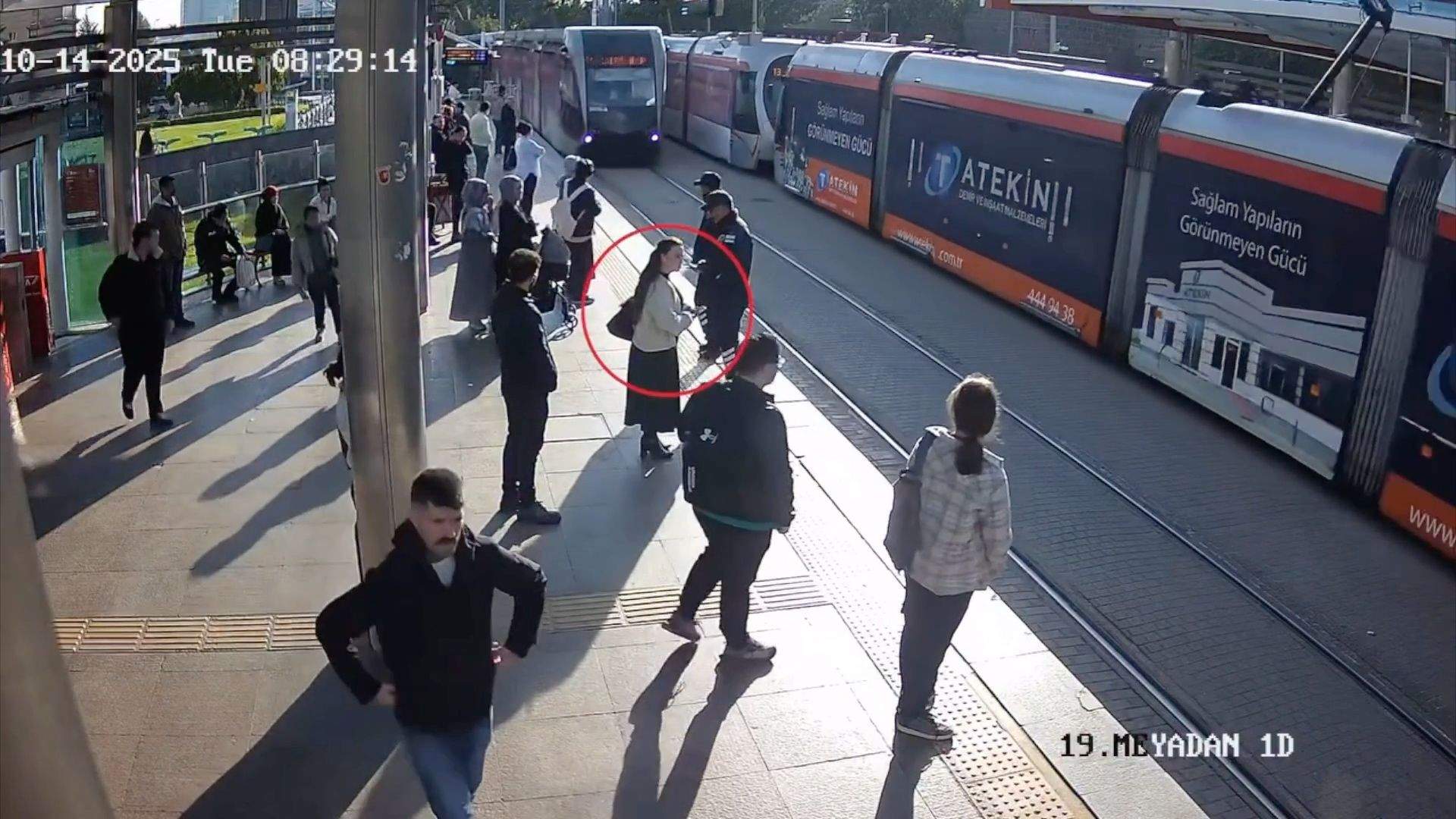 video-apsargs-p-d-j-br-d-izgl-bj-sievieti-no-pak-anas-zem-tramvaja