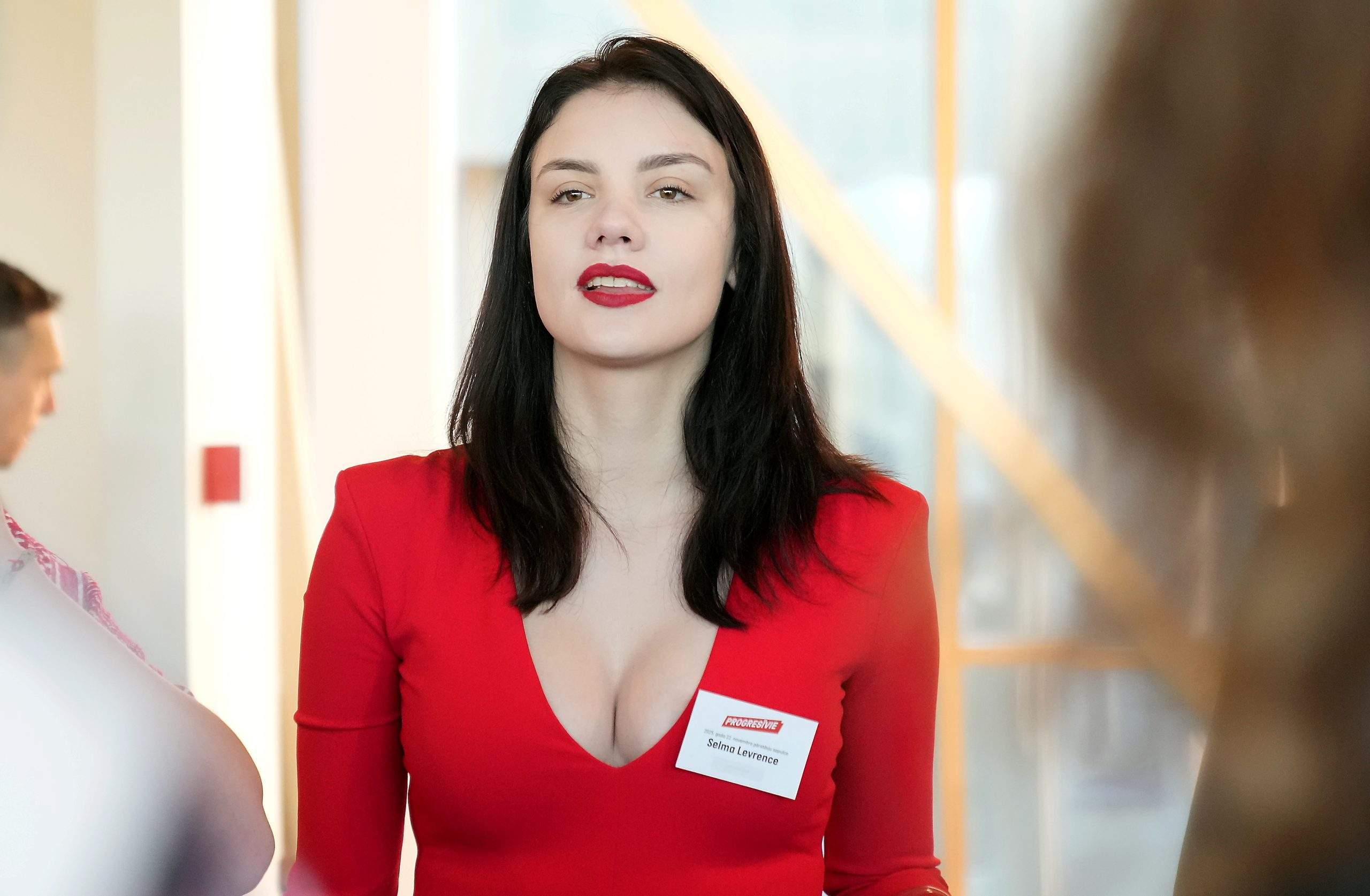 Neslikti! Kļuvis zināms, cik lielu atalgojumu pērn saņēmusi deputāte Selma Teodora Levrence | LA.LV