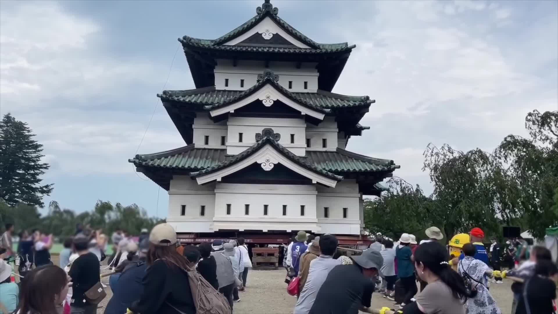 VIDEO. Piesakās četrreiz vairāk gribētāju nekā vietu: Japānā aptuveni 1800 cilvēku ar rokām velk 360 tonnas smagu vēsturisko pili